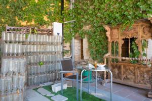 a table and chair next to a wall with ivy at L'Otelet By Sweet in Valencia