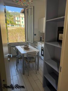 eine Küche mit Tisch und Stühlen und einem Fenster in der Unterkunft La Muraria in Monterosso al Mare