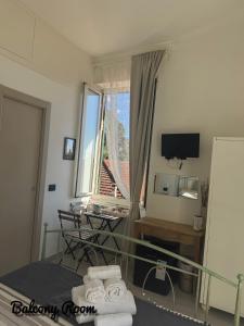 ein Zimmer mit einem Bett, einem Schreibtisch und einem Fenster in der Unterkunft La Muraria in Monterosso al Mare