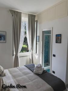 ein Schlafzimmer mit einem Bett und einem großen Fenster in der Unterkunft La Muraria in Monterosso al Mare