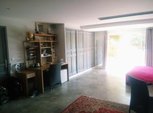 a bedroom with a desk and a bed and a desk at Studio rose in Cassis
