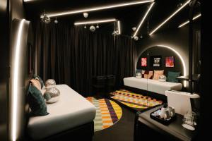 a room with two beds and a mirror at Supper Boutique Suites in Amsterdam