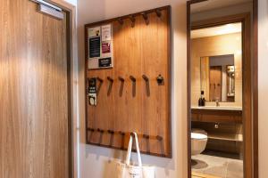 ein Badezimmer mit Holztür und Toilette in der Unterkunft Quality Hotel The Book in Göteborg + 25 Fotos