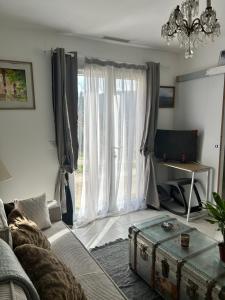 a living room with a couch and a large window at Lésina Bed & Breakfast in Apt