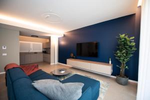 a blue living room with a blue wall at Maison Selva - Corte Brunati Villetta Deluxe con piscina e garage in Salò