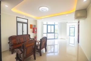 a dining room with a table and chairs at Khách sạn Ngọc Anh in Long Hai +19 photos