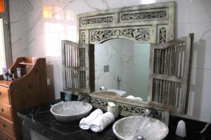 a bathroom with two sinks and a large mirror at Appartement plein centre marrakech p in Marrakesh +8 photos