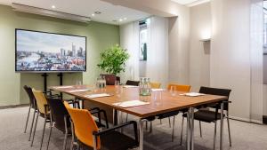 a conference room with a long table and chairs at BIO-Hotel Villa Orange in Frankfurt