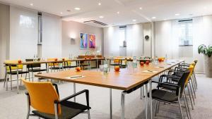 a conference room with a long table and chairs at BIO-Hotel Villa Orange in Frankfurt