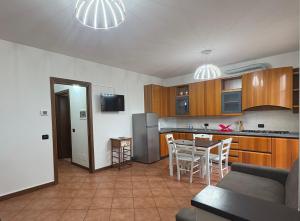 a kitchen and dining room with a table and chairs at Ami Affittacamere 3 in Castel San Giovanni