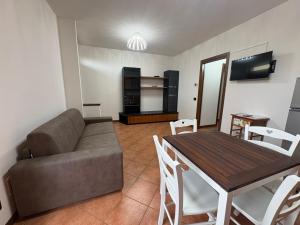 a living room with a couch and a table at Ami Affittacamere 3 in Castel San Giovanni