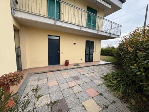 a house with a blue door and a balcony at Ami Affittacamere 3 in Castel San Giovanni