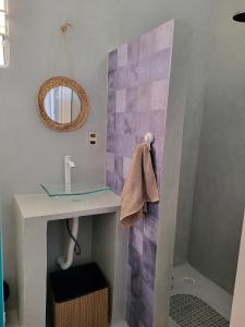 a bathroom with a sink and a shower at Casa Vento e Mar in Japaratinga