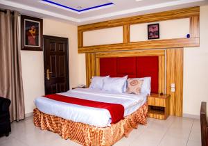 a bedroom with a large bed in a room at Owee Hotel Apartment and Suites in Lagos