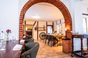 an archway in a living room with a table and chairs at Højmølle Kro in Eskilstrup +25 photos