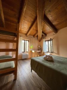 a bedroom with a bunk bed and wooden ceilings at B&B Agriturismo Montepolo in Canavaccio di Urbino