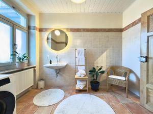 a bathroom with a sink and a mirror at Feinzeit Cozy Rosy - 1-2 Schlafzimmer, 4-6 Gäste, Parkplatz in Bamberg +62 photos