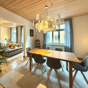 a dining room with a wooden table and chairs at Feinzeit Cozy Rosy - 1-2 Schlafzimmer, 4-6 Gäste, Parkplatz in Bamberg