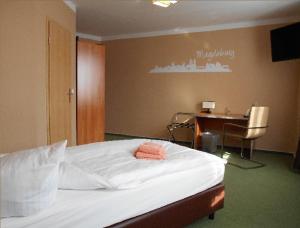 a hospital room with a bed and a desk at Síu Hotel Magdeburg in Magdeburg