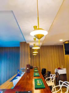 a conference room with a long table and chairs at Appart M'Rode Baguida in Lomé