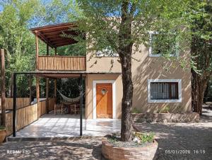 a house with a tree in front of it at Paraíso Serrano in Casa Grande