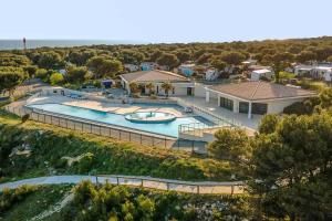 an aerial view of a house with a swimming pool at Camping l'Arquet - Mobil-home Premium 4 pièces 6 personnes climatisé MAE-3771 in Martigues