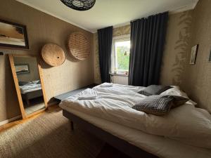een slaapkamer met een groot bed en een raam bij Muntergården i Nusnäs in Nusnäs