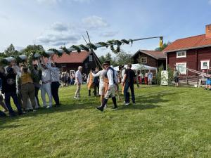 een groep mensen die rondloopt in een veld bij Muntergården i Nusnäs in Nusnäs