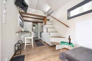 a tiny house with a staircase and a kitchen at Zajazd Józef Domki przy szlaku do Doliny Chochołowskiej i Lejowej, 850m od Doliny Kościeliskiej in Witów