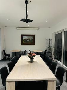 ein Zimmer mit einem Tisch, auf dem eine Vase mit Blumen steht in der Unterkunft Munal Hotel Temse in Temse