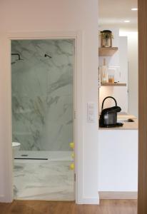 a glass door leading into a kitchen with a counter at Apartamento Mimosa Diseño Exclusivo in Ponteareas