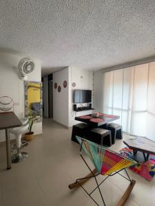 a living room with a table and a chair at Apartamento en clima caliente in Apulo
