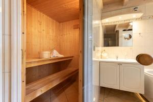 a bathroom with a toilet and a sink and a tub at Dünenblume - Baabe in Baabe