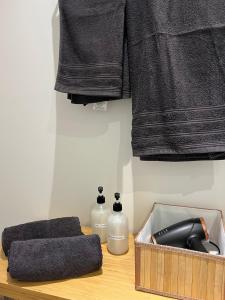 a desk with a towel and two bottles of soap at Le cocon des Sacres in Reims