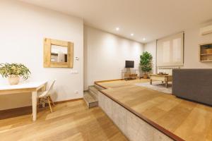 a living room with a table and a couch at Bravissimo Força 17, Barri Vell apartments in Girona