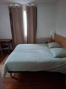 a bedroom with a bed and a window at Gîte chez Maritxu in Saint-Étienne-de-Baïgorry
