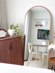 a living room with a mirror and a table at 온스테이 송파 On Stay Songpa in Seoul