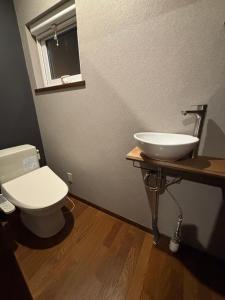 a bathroom with a sink and a toilet at Olive retreat Sapporo 札幌市南区 一軒家の1フロア貸切 5名まで 2ベッドルーム 無料駐車場 登山 スキー場への好アクセス in Sapporo +20 photos