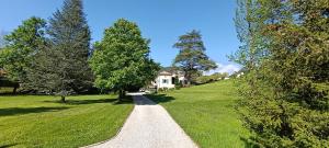 a walkway in a yard with trees and a house at T2 indépendant dans maison Tout confort in Die