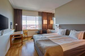 ein Hotelzimmer mit einem großen Bett und einem Schreibtisch in der Unterkunft Scandic Talk in Stockholm + 30 Fotos
