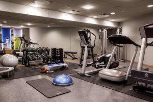 ein Fitnessstudio mit Laufbändern und anderen Geräten in einem Raum in der Unterkunft Scandic Talk in Stockholm