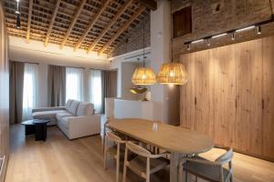 a living room with a table and a couch at Mon Suites San Pedro in Valencia