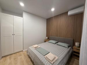 ein Schlafzimmer mit einem großen Bett und einem Kleiderschrank in der Unterkunft SofiCoast in Gonio