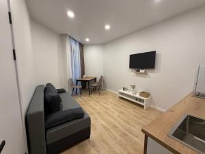 ein Wohnzimmer mit Sofa und Tisch in der Unterkunft SofiCoast in Gonio
