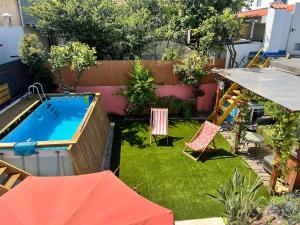a small backyard with a swimming pool and a garden at CasaRica Retreat in Charneca