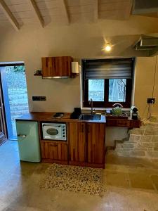a kitchen with a sink and a stove and a window at Mikro kastro in Apergátika