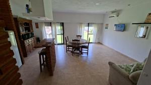 a kitchen and dining room with a table and chairs at Chacra Arcoiris in Gualeguay