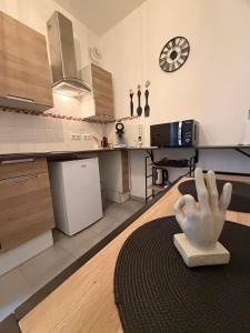 a kitchen with a white hand on a table at L'instant Nevers in Charleville-Mézières