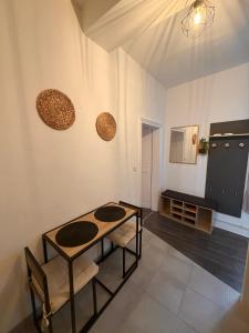 a room with a table and chairs and a counter at L'instant Nevers in Charleville-Mézières +6 photos