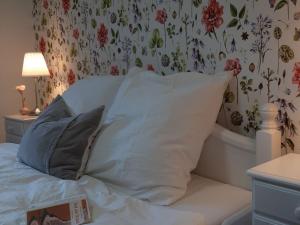 a bed with white sheets and pillows in a bedroom at Ferienwohnung Strickert in Stexwig in Stexwig